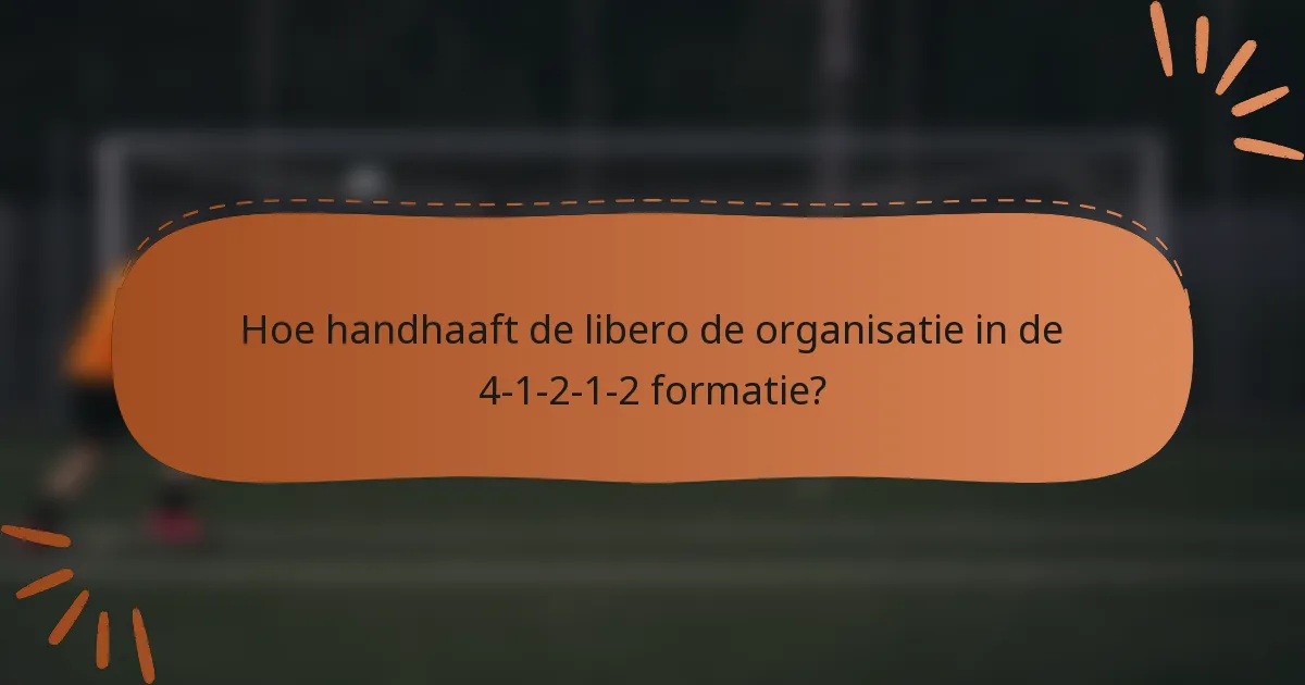Hoe handhaaft de libero de organisatie in de 4-1-2-1-2 formatie?