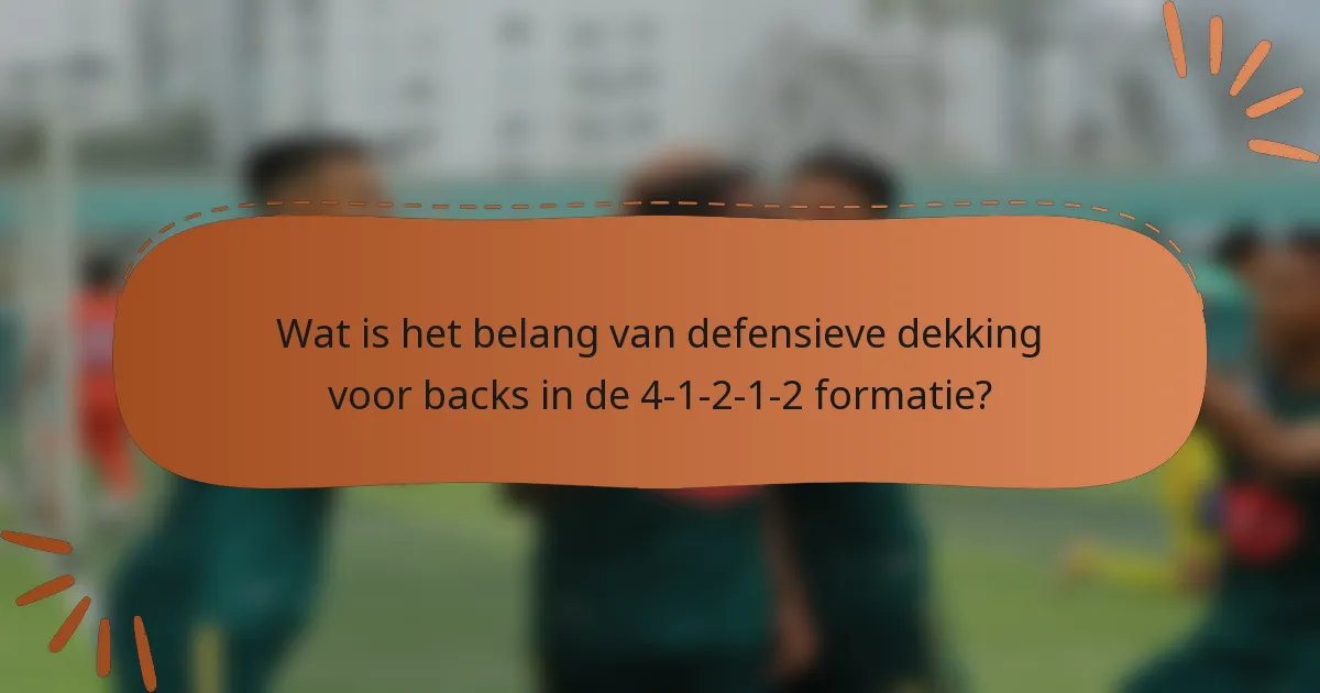 Wat is het belang van defensieve dekking voor backs in de 4-1-2-1-2 formatie?
